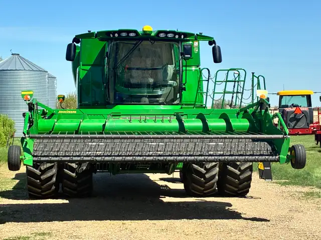 John Deere S790 Combine in Farming Equipment in Swift Current - Image 4