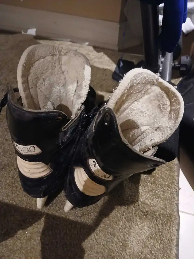 Bauer 2000 Hockey Skates Size 9.5 D. in Hockey in City of Toronto - Image 4