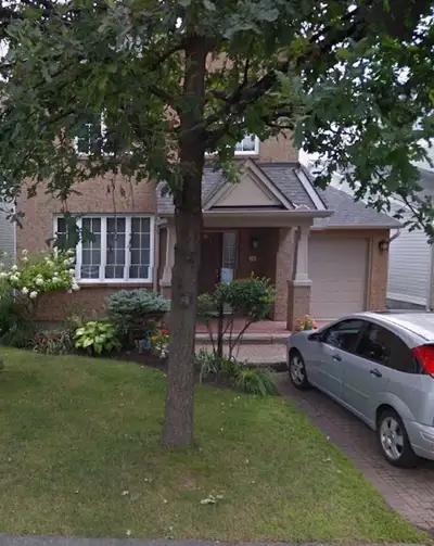 Upstairs Bedroom - Great for female students! House in quiet, safe neighbourhood within short walkin...