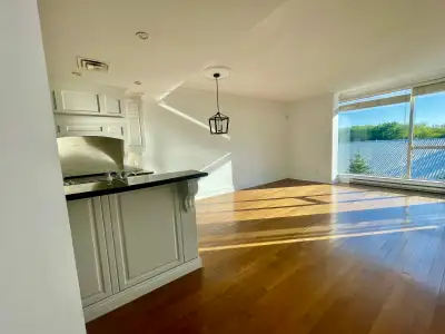 Super condo 4 1/2 à louer! Situé à L’île-des-Soeurs au projet Sax II. Concept à espace ouvert avec u...