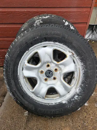 2 pneus d'hiver Michelin, 215 / 70 / R16, Déjà monter sur jantes original Honda a 5 trous, acheter p...