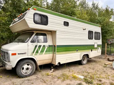 Super cute 1985 GMC 3500 v-8 motorhome. 21 ft. Nice compact size…perfect for jumping in and hitting...