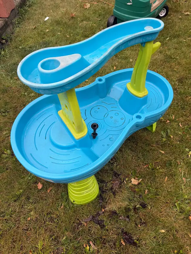 Step2 Rain Showers Splash Pond Water Table in Toys & Games in City of Toronto - Image 4