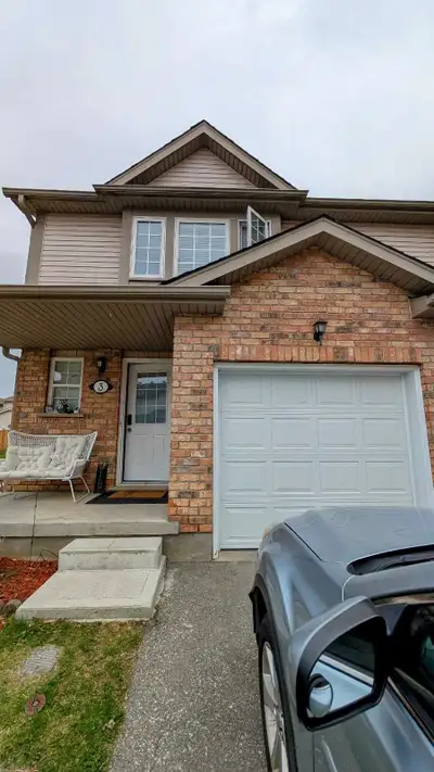 Modern 3-Bedroom End-Unit Townhome for Rent – Finished Basement