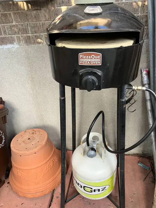 BBQ Quebec . Pizza oven with gas tank. in BBQs & Outdoor Cooking in City of Montréal - Image 2