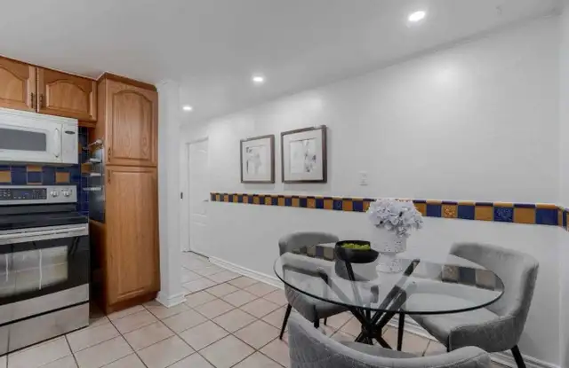 Room Large for rent for couple in Room Rentals & Roommates in City of Toronto - Image 2