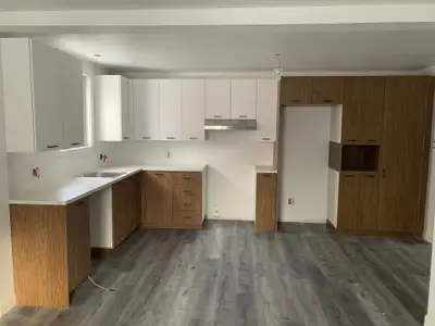 ½ : ̀ Caractéristiques : -1 chambre & 1 salle de bain -Emplacement pour laveuse sécheuse -Entrée ind...