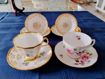 Lot de 4 tasses et soucoupes porcelaine fine, View more