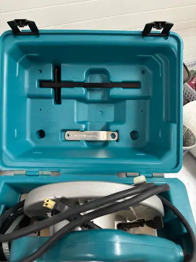 This pre-owned Makita 5007F 7-1/4 inch circular saw is in good working condition and comes complete...