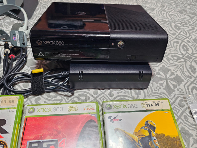 XBOX 360-E AVEC VOLANT, 2 MANETTES ET 9 JEUX.  ETAT A1 dans Jouets et jeux  à Laval/Rive Nord - Image 2