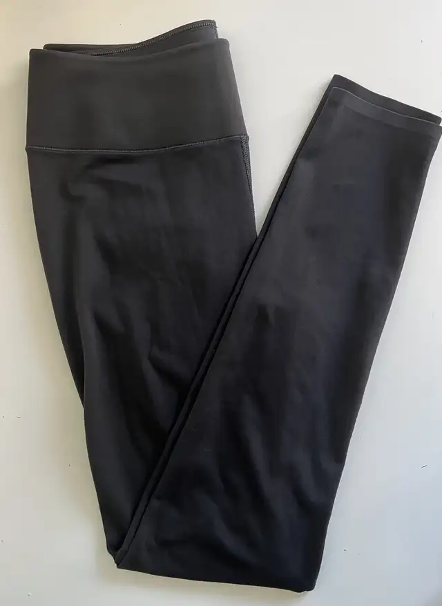 Uniqlo Black leggings  in Women's - Bottoms in City of Toronto - Image 2