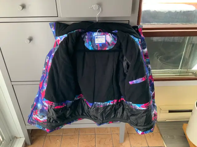 Mountain Warehouse ski jacket, size 10 in Women's - Tops & Outerwear in City of Montréal - Image 5