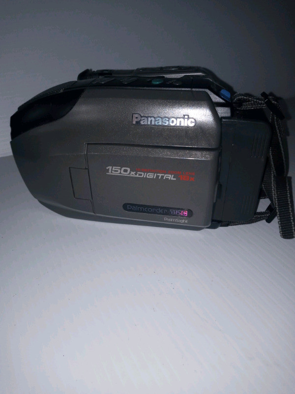 Panasonic PV- L557D-K Palnsight Palmcorder VHS-C Player Transfer dans Autre  à Ville de Montréal - Image 2