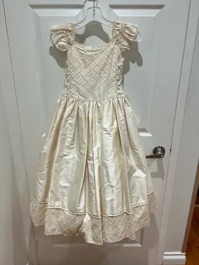 Dress will need to be dry cleaned. No size on dress but it’s a size 7
