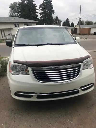 2013Chrysler town and county. 6cly 3.6 L with low mileage 117 km in good condition . Clean inside an...