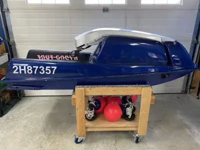 1986 Kawasaki Jet Ski JS550 with storage cart, repair manual and flush valve/fitting. This machine r...