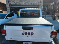 GREAT CONDITION JEEP GLADIATOR TONNEAU COVER