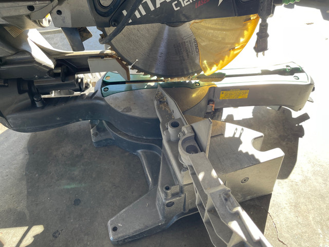 HITACHI miter saw in Power Tools in Calgary - Image 3