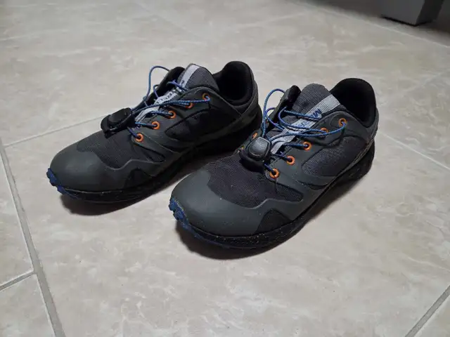 Souliers de randonnée pour garçon grandeur 4 (Merrell) in Kids & Youth in Laval / North Shore - Image 2