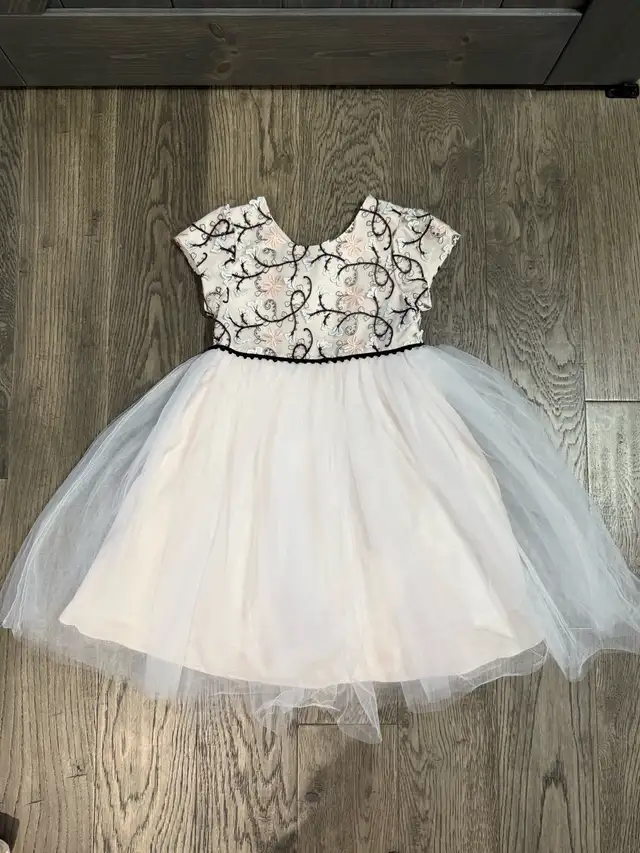 brand new girls dress size 5T
