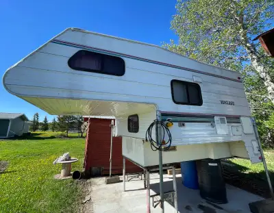 This 1997 Vanguard C90 truck camper is in good, pre-owned condition and features a functional layout...