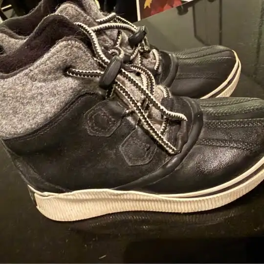 Boys' Sorel Winter Boots – Size 4 in Kids & Youth in City of Toronto - Image 3
