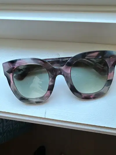 Ladies authentic Gucci sunglasses