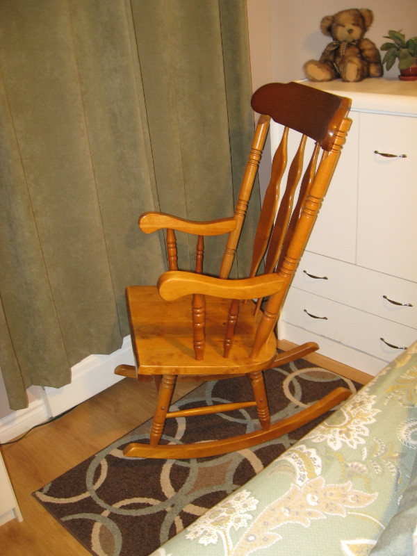 Old wooden rocking chair in Chairs & Recliners in London - Image 2
