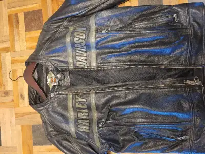 Authentic Harley Davidson leather jacket. Cuir Harley Davidson authentique. Worn once. Perfect condi...