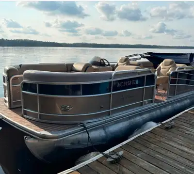 This *BERKSHIRE 253RFX* is exactly what's been missing in your life! With room for 13 passengers, lu...
