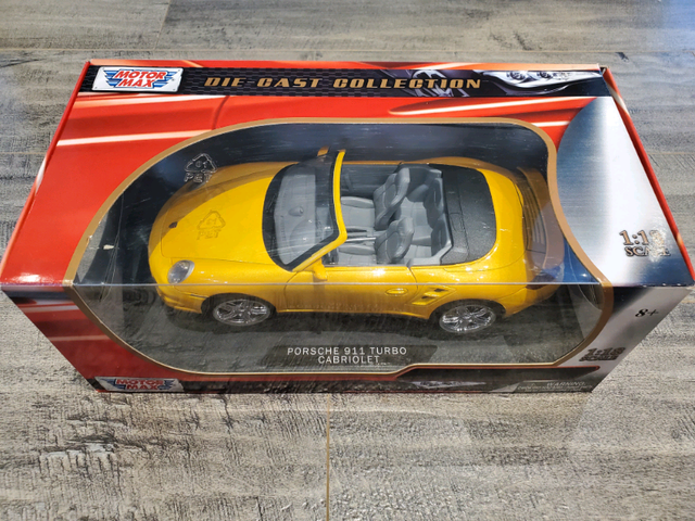 1:18 Diecast Motor Max Porsche 911 997 Turbo Cabriolet Yellow in Arts & Collectibles in Kawartha Lakes - Image 11