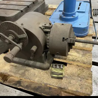 Dividing head, LW with 3 jaw chuck, index plate, spare jaws, View more
