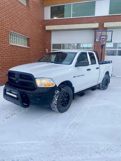 2011 Dodge Ram 1500 Quad Cab 5.7L V8 Hemi 4x4 Seats 6 ppl & has command start Sprayed line X around...