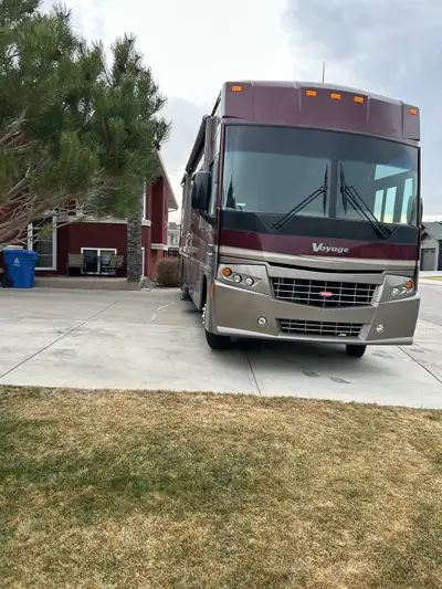 2008 Winnebego on a Ford F53 Triton gas powered chassis Canadian unit low Km ( 20K) Large Bedroom Sl...