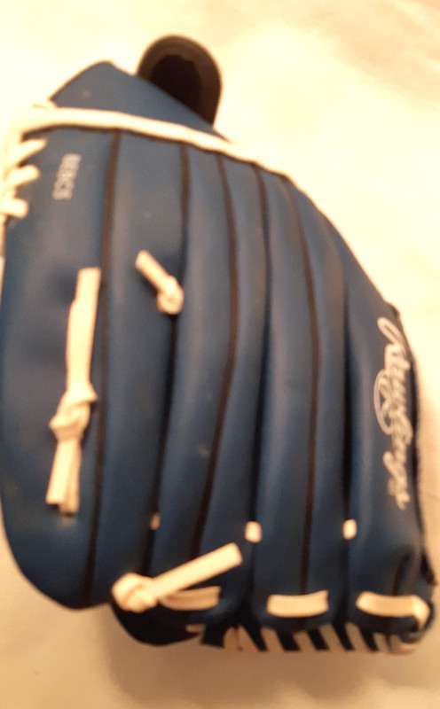 Kids Baseball Gloves - 3 Different - All Rawlings in Baseball & Softball in Hamilton - Image 3