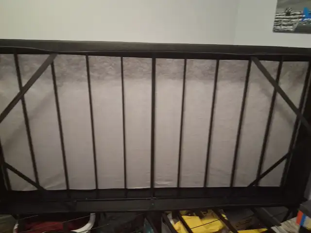 BASE DE LIT EN MÉTAL,  PEUT ÊTRE UTILISÉ COMME UN LIT.  CONFORTA in Beds & Mattresses in City of Montréal - Image 4