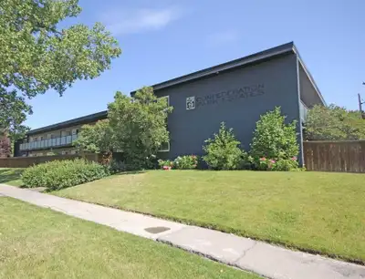 Renovated Top Floor 3bdr/ 1ba Apartment on Confederation Park
