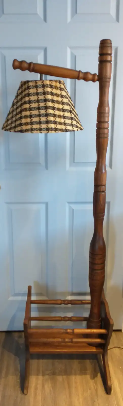 Vintage 70s floor lamp magazine rack in Home Décor & Accents in Ottawa - Image 3