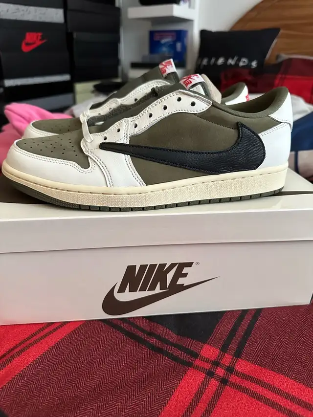 Jordan 1 Retro Low / Travis Scott Medium Olive / Size 9.5 DS in Men's Shoes in City of Toronto - Image 2