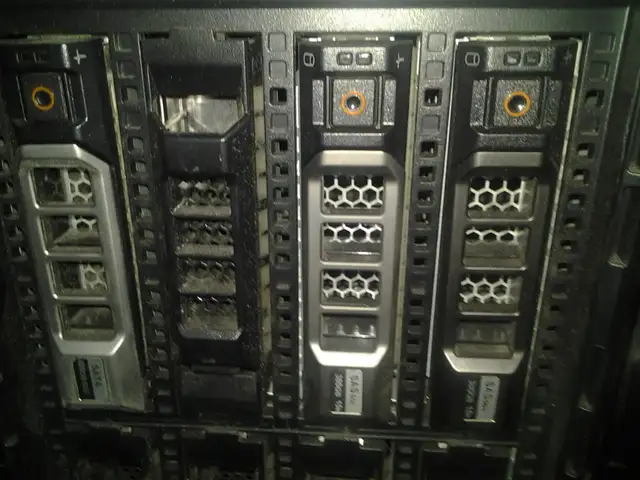 dell t340 with3 hard drives VERY fast ddr4 server morethan 100 s in Servers in City of Montréal - Image 4