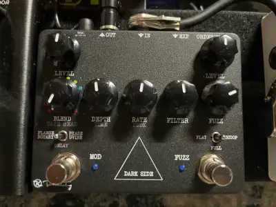 Pedale de Fuzz, modulation et delay tout en un. Très versatile. J’ai la boîte. Pas d’àchange eTransf...