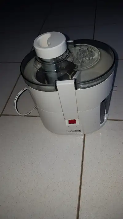 Extracteur a jus Hamilton Beach. Fait des jus santé sans sucre ni sel. Jus de carottes,céleri etc.