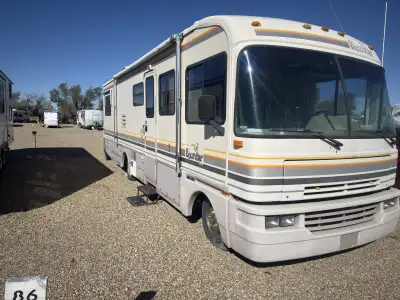 This motorhome has 454 Chevy gas engine ,the engine works,and it’s being sold as it is,it needs batt...