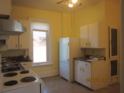 CHARMING SUNLIT VICTORIAN 2 FLOOR APARTMENT