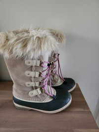 Girls Sorel boots - Size 4