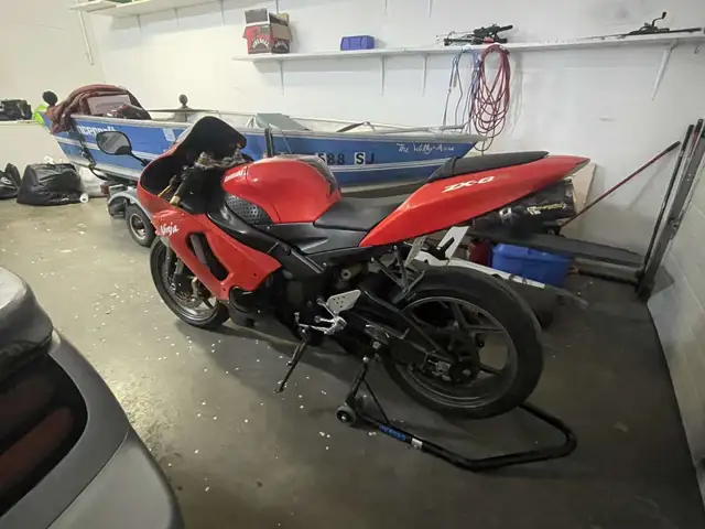 Kawasaski Ninja ZX6R in Sport Bikes in Medicine Hat - Image 4