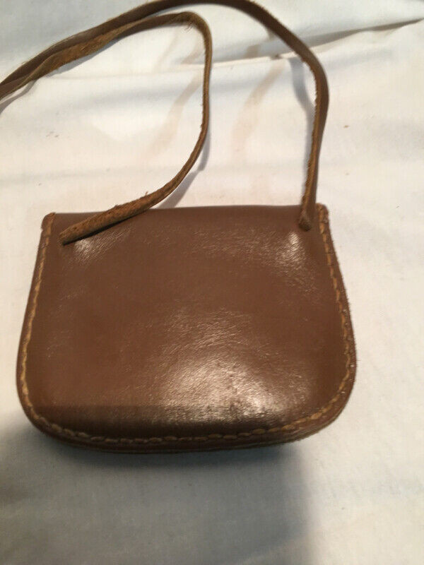 Vintage Small Brown Leather Crossbody Change Purse in Women's - Bags & Wallets in St. Catharines - Image 2