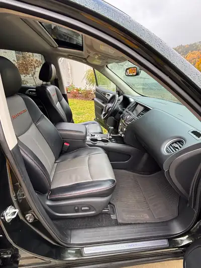 Selling a 2019 Nissan Pathfinder Rock Creek Edition with 175,000 km, no accidents, and a clean title...