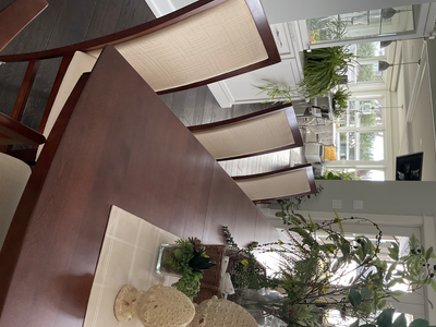 Mobilier table en bois massif couleur noyer( marque Québécoise) 44x64 plus 4 rallonges de 15 po chac...