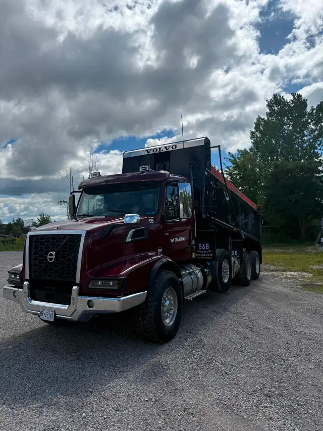 2022 Volvo VHD dump truck in Heavy Trucks in London - Image 6